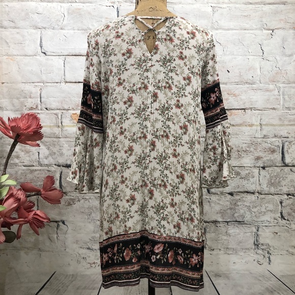 boutique Dresses & Skirts - Boutique Floral BOHO Bell Sleeve Dress